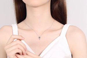 Détail du collier pendentif éléphant en argent S925 avec pierre bleue sur le cou d'un modèle