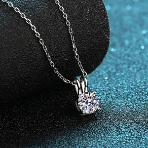 Collier en argent S925 avec pendentif moissanite à quatre griffes et diamant rond