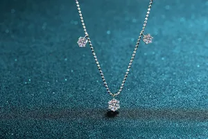 Détail du collier en argent S925 avec trois moissanites serties de six griffes éclatantes