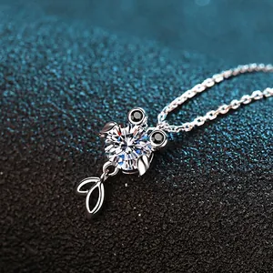 Collier avec pendentif carpe koi en argent massif S925 et pierre moissanite brillante