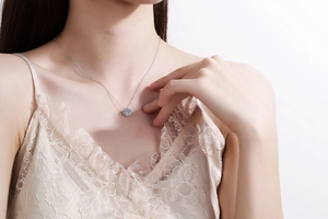 Gros plan d'un collier en argent S925 avec moissanite sur le cou d'un mannequin