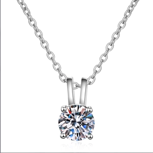 Élégant collier en argent sterling S925 avec pendentif moissanite brillant à quatre griffes