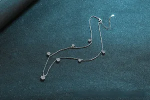Détail macro du collier en argent S925 avec sept pierres de moissanite étincelantes