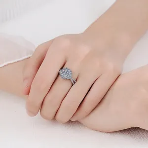 Bague tournesol élégante en argent 925 avec moissanite et anneau torsadé brillant
