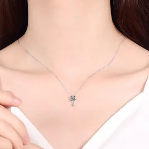 Collier poisson koi en argent sterling S925 avec pierre moissanite sur mannequin