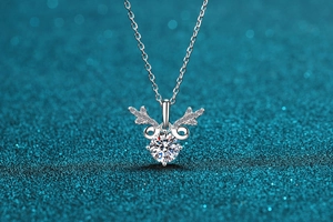 Vue détaillée du collier renne en argent S925 avec une pierre de moissanite brillante