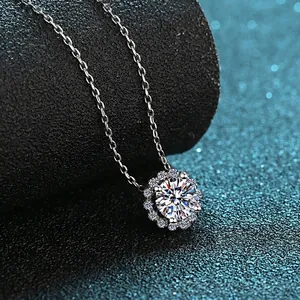 Collier en argent sterling S925 avec pendentif en moissanite sur fond bleu foncé