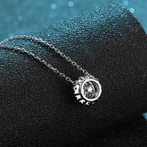 Collier en argent sterling S925 avec pendentif moissanite ronde sur chaîne fine