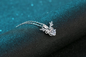 Macro d'un pendentif en argent en forme de bois de cerf avec une pierre de moissanite