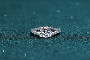 Vue macro d'une bague en moissanite de 2 carats avec corps fendu et serti à quatre griffes