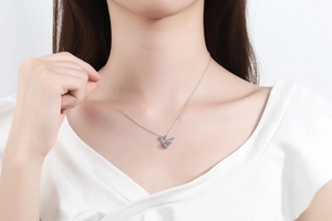 Gros plan du collier S925 en argent sterling avec bois de cerf et diamant en forme de coeur