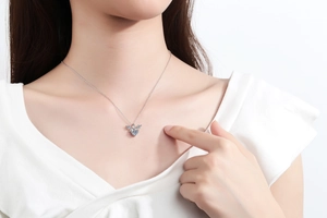 Gros plan du collier renne en argent S925 avec pendentif étincelant en moissanite