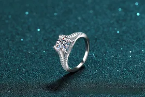 Détails macro d'une bague moissanite taille ronde avec anneau pavé de petits diamants
