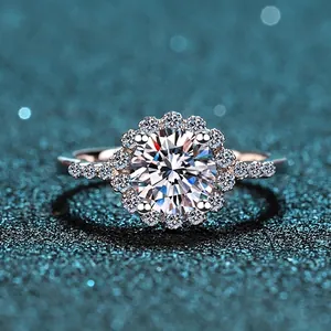 Bague en argent massif S925 avec moissanite 1 carat dans une monture halo étoilée