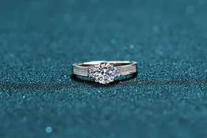 Dettaglio dell'anello in argento S925 con tre pietre moissanite e incastonatura a pavé
