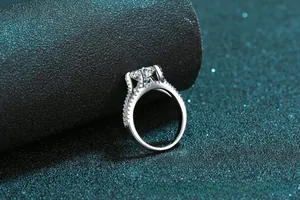 Vue macro d'une bague moissanite 2 carats avec serti à quatre griffes et diamants