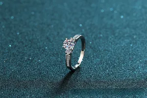 Macro di un anello in argento S925 con moissanite e classica incastonatura a sei griffe