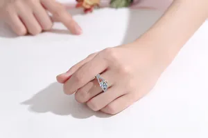 Vue détaillée d'une bague moissanite 2 carats avec anneau fendu sur une main