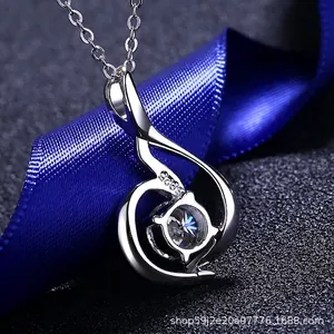 Minimalistische S925 Sterlingsilber Schwanen-Halskette mit Moissanit auf blauer Seide
