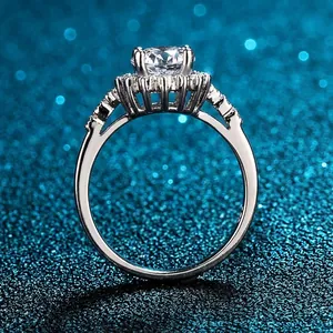 Bague luxueuse en argent sterling S925 avec moissanite ronde 1 carat sertie halo