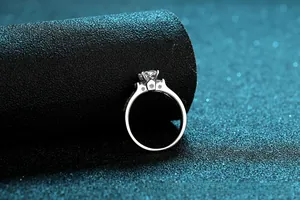 Dettaglio dell'anello in argento s925 e moissanite con profilo laterale e piccoli diamanti d'accento