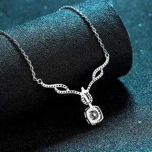 Collier chic en argent S925 avec une moissanite carrée au design inspiré d'un cygne élégant