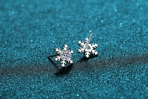 Dettaglio degli orecchini a fiocco di neve in argento S925 con brillante moissanite