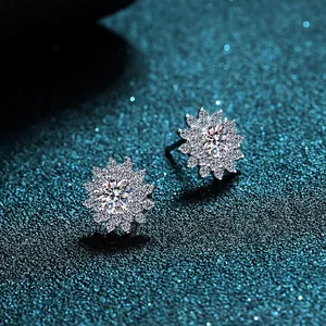 925 Sterling Silber Sonnenblume Ohrstecker mit funkelnden Moissanit-Diamanten im Licht