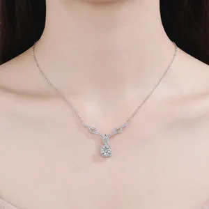 Élégant collier en argent sterling S925 en forme de V avec pendentif moissanite rond