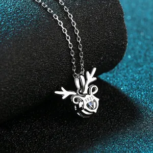 Collier renne en argent sterling S925 avec diamant rond étincelant sur fond bleu étoilé