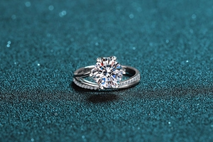 Vue détaillée d'une bague en argent à six griffes avec moissanite et anneau serti pavé