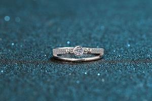 Macro detail of S925 silver double-layer ring with sparkling round moissanite