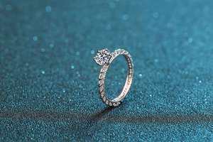 Macro shot of 925 silver moissanite ring with twisted band and sparkling pave setting