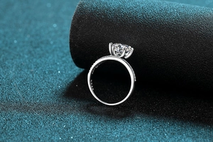 Macro d'une bague en argent S925 avec moissanite 3ct et serti à six griffes sur un présentoir