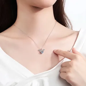 Collier cœur en argent sterling S925 avec moissanite porté par un mannequin
