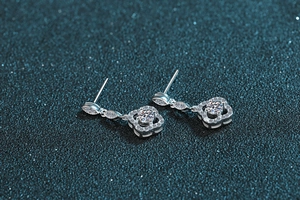 Makroaufnahme von S925 Silber Kleeblatt-Ohrhängern mit glänzenden Moissanit-Steinen