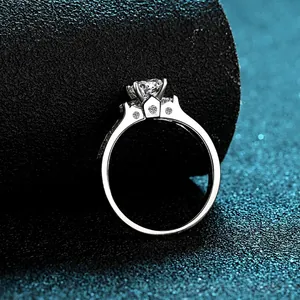 Anello classico in argento sterling S925 con diamante Moissanite da 0,8ct a sei griffe