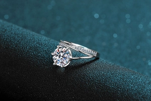 Détail macro d'une bague moissanite 3 carats avec monture six griffes et anneau pavé