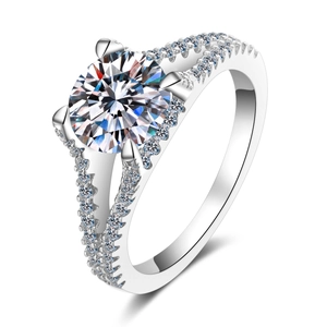 Bague classique en argent sterling 925 avec moissanite de 2 carats sertie à quatre griffes