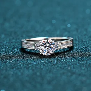 Anello classico in argento S925 con moissanite centrale e diamanti laterali lucidi