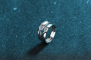 Nahaufnahme von S925 Sterlingsilber Paarringen, die eine Herzform mit Moissanit-Steinen bilden