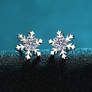 Eleganti orecchini a lobo a fiocco di neve in argento 925 con pietre di moissanite
