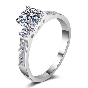 Elegante anello in argento S925 con moissanite, montatura a quattro griffe e pietre laterali