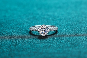 Dettaglio macro dell'anello in argento 925 con moissanite e castone a 8 griffe