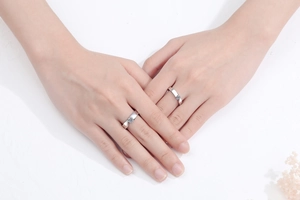Nahaufnahme von S925 Sterlingsilber Partnerringen mit Moissanit beim Tragen an Händen