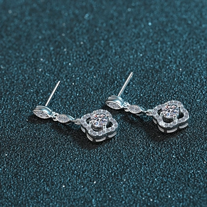 Elegante Kleeblatt-Ohrhänger aus 925er Sterlingsilber mit Moissanit auf blauem Grund