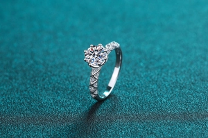 Vista macro dell'anello in argento S925 moissanite con incastonatura a sei griffe e fascia