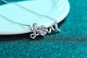 Makroaufnahme der S925 Silber Love Halskette mit einem glänzenden 1 Karat Moissanit