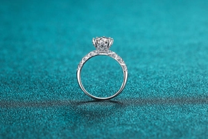 Dettaglio macro dell'anello in moissanite con montatura a sei griffe e motivo a cuore