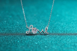 Makroaufnahme der S925 Silberkette mit 1 Karat Moissanit und glänzendem Love-Anhänger